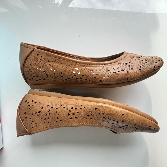 BareTraps Women's Brown Loafers - Picture 6 of 10